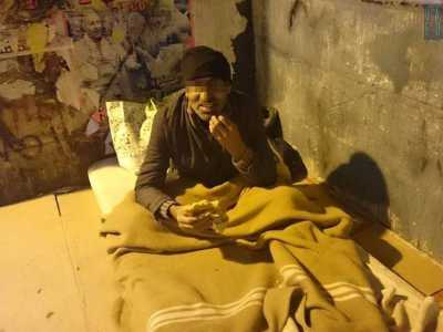 Lo accostiamo trovandolo circondato da una borsa della spesa piena di vestiti, del vino in tetrapak e qualche busta con avanzi di cibo. Kashmir accetta un panzerotto e risponde cordialmente ma in italiano stentato, a voce molto bassa